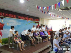 新北市榮服處整復推拿證照班職訓學員，12日由總幹事李復鄉率隊到板橋榮家辦理「筋絡紓壓義務服務」活動，為榮家伯伯紓壓筋絡、緩解痠痛。（圖／記者黃村杉攝）
