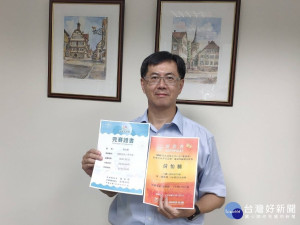 新北市法制局長黃怡騰秀出澎湖及新北龍洞海泳完賽證書。（記者黃村杉攝）