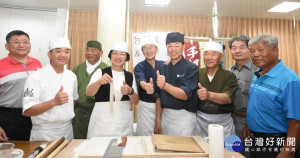 二林鎮農業產業行銷推廣活動中，縣長王惠美與日本製麵達人，合作推廣蕎麥麵食。