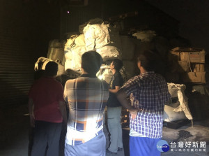 環保局在當地民眾、里長及議員服務處人員的合作下，12日上午查獲三峽區三樹路222巷內之廢塑膠加工廠