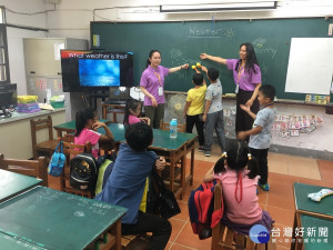 海外華裔青年在永和國小指導學童英語。（記者扶小萍攝）