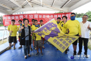 108晨陽學園單車環島正式授旗。