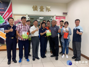 副局長廖美鈴帶著慰問茶葉及咖啡禮盒，代表局長陳國進至龜山警分局慰問辛苦的基層同仁。

