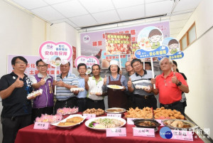 縣長王惠美為彰化優鮮禽品雞蛋推廣促銷。圖／記者鄧富珍攝