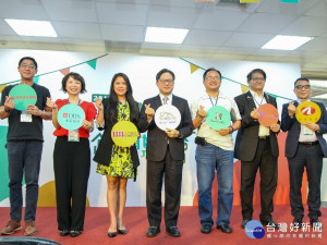 新北市經發局辦理首屆「新北社企卓越獎」遴選，於基地週年慶頒獎表揚10組新北優質社企團隊，表彰團隊對於新北及社會的辛勤付出