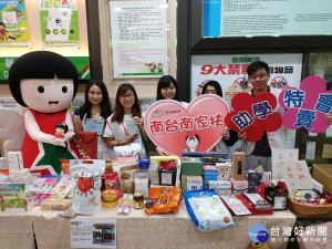 家扶學子自助人助到場參與義賣。