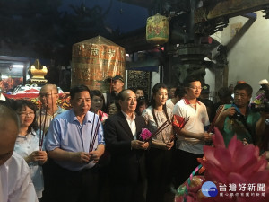 前立院院長王金平與立委許淑華副縣長陳正昇共同上香祈福。（記者扶小萍攝）
