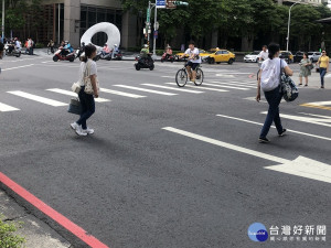 裁決處提醒民眾，斑馬線為行人專用，任何車輛都不能在上面行駛