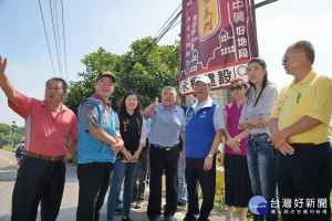 許立委林縣長宋市長等人會勘大庄路擬截彎取直以改善。