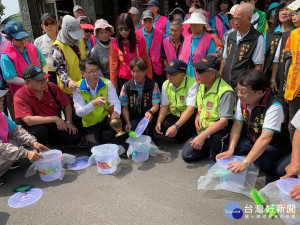 區長朱雅宏示範裝水容器如何加蓋及加裝防護網，避免病媒蚊孳生孑孓。