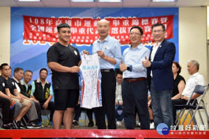 高市鼓山高中甫獲總統教育獎謝孟恩同學，代表回贈市長韓國瑜選手的舉重比賽服留念。