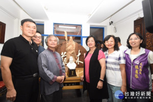 李秉圭藝師榮獲人間國寶雙認證，現漲王惠美、鹿港鎮長許志宏、彰化縣議員凃淑媚、彰化縣文化局長張雀芬前往祝賀。