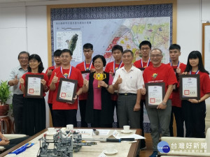 彰化子弟「世大運」及「樂高競賽」為國爭光，縣長王惠美宴請歸國冠軍隊伍。圖／記者鄧富珍攝