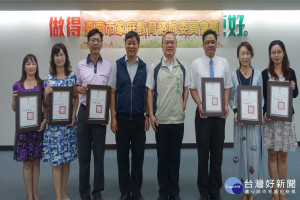 2位老師和4所學校獲表揚。