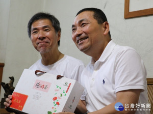 新北市長侯友宜22日前往泰山，除親自向今年獲選新北市模範父親的楊文雄道賀，也特地送給楊爸爸新北好茶