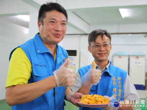 鶯歌區西鶯里里長蘇炳輝選用十幾種材料醃製成黃金泡菜，備受里民青睞