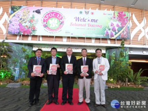 許副市長(左三)率台南代表團前往馬來西亞古晉市。