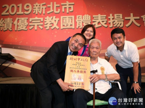 百歲人瑞林進財，在永和保福宮服務30年，市長侯友宜頒發個人奉獻獎表揚。（圖／記者黃村杉攝）