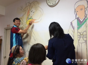 林耀長區長也受邀至活動中心與社區居民共同體驗彩繪樂趣