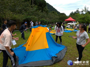 團隊共同合作搭帳篷
