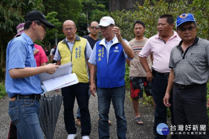 水里鄉上安村郡坑國小側門農路整修，縣長會勘後同意改善。