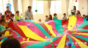 家有2至4歲幼兒的家庭如符合資格八月起可申請育兒補助。（記者扶小萍資料照）