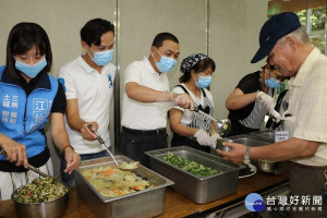 市長侯友宜利用跑行程時間，抽空前往幫忙打菜，還與長輩一起共餐，誇讚有魚有肉擱有菜尬