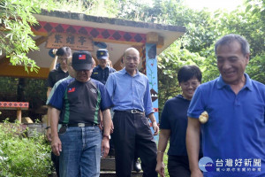 高雄市長韓國瑜至茂林區紫斑蝶園區健行視察。