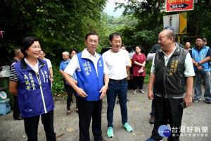 縣長林明溱25日在縣議員吳瑞芳、黃東灝的陪同下，分別前往鹿谷鄉初鄉、麒麟潭入口處步道、投55-1線及151線延溪公路會勘改善工程，同意改善延溪公路部分道路路面。