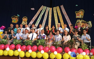 南投12名國小校長異動與林縣長合影。（記者扶小萍攝）