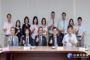 日本寶塚醫療大學參訪長榮大學。