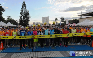鹿港ZEPRO RUN路跑活動 7500人參加，縣長王惠美鳴槍起跑。