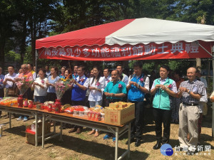 林明溱與來賓們上香祈祝工程順利。（記者扶小萍攝）