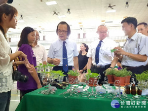 嘉大師生拔尖扶弱善盡社會責任，香草植物成果饗宴