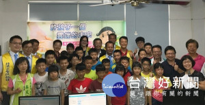縣議員蔡岳儒與婦幼關懷協會等攜手辦理科丁暑期營，讓偏鄉學童及早學習程式語言，許孩子一個雲端的未來。