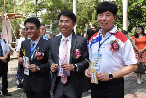 國立中興高中校長陳江海（中）就職。（中興高中提供）