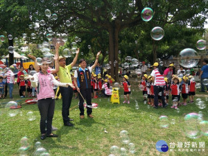 開心安全fun暑假，公園暑期親子玩泡泡8/3展開。圖／記者鄧富珍攝
 