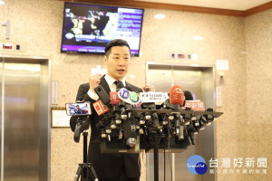 時代力量於台北市中正、萬華區的區域立委，同時也是重金屬樂團閃靈樂團的主唱林昶佐1日午後開記者會宣布，即起退出時力以無黨籍身分再戰立委，同時表態支持民進黨總統候選人蔡英文連任。林昶佐也表示暫不考慮加入民進黨，也不會加入台北市長柯文哲將成立的台灣民眾黨。（圖／林昶佐 Freddy Lim Facebook）