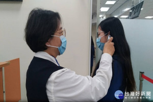 檢驗是否有發燒。