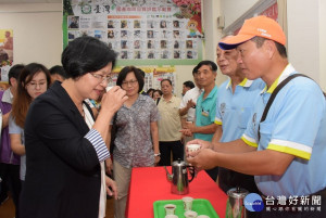 國產精品咖啡豆評鑑記者會中縣長品王惠美嘗咖啡。