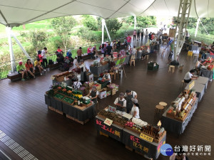 微熱山丘的村民市集已經是全省遊客經常光顧的地方。（記者扶小萍攝）