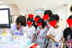 護理師姐姐向孩童們介紹護理車的醫療用品及設施。