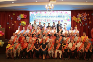 南投市34位模範父親接受市公所表揚。（記者扶小萍攝）