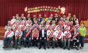 佳里區26位模範父親接受區公所表揚。