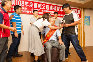 女兒的溫馨擁抱。