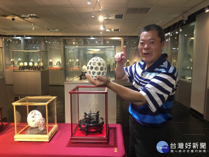 廖啟鎮展示七層蛋中蛋的雕刻技藝。（記者扶小萍攝）