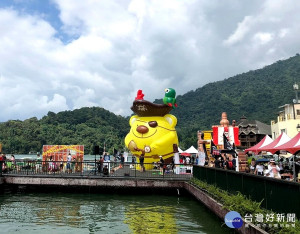 配合日月潭花火音樂嘉年華電動船夜航活動，大黑松小倆口創造新話題，於3日起到25日止，每週五、六、日，在伊達邵碼頭廣場推出別具獵奇趣味乳卡熊海盜市集活動。