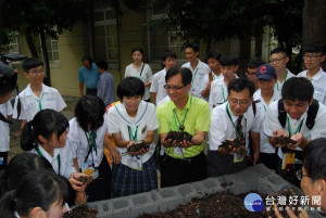 林世賢市長和小松市青少年訪問團成員一起手捧落葉堆肥並體驗。