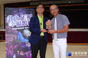 林世賢市長頒水晶感謝獎座給慨捐50萬元力挺幸福鵲橋活動的企業家吳崇讓。