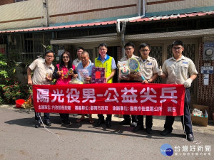 佳里區長朱雅宏(右四)偕同替代役前往協助獨居老人環境清潔。